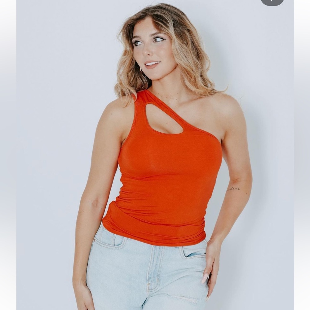 Klassy Network One shoulder tank brami